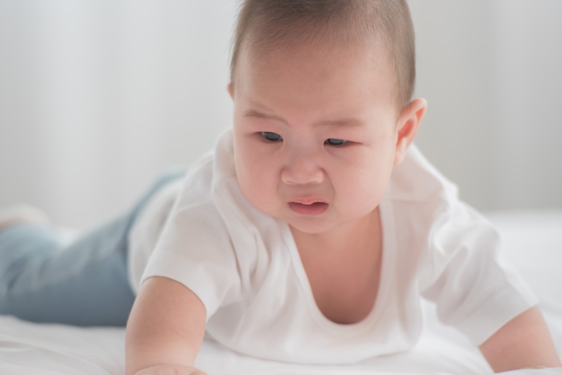 Repérer les signes qu'un enfant veut aller aux toilettes sur son visage