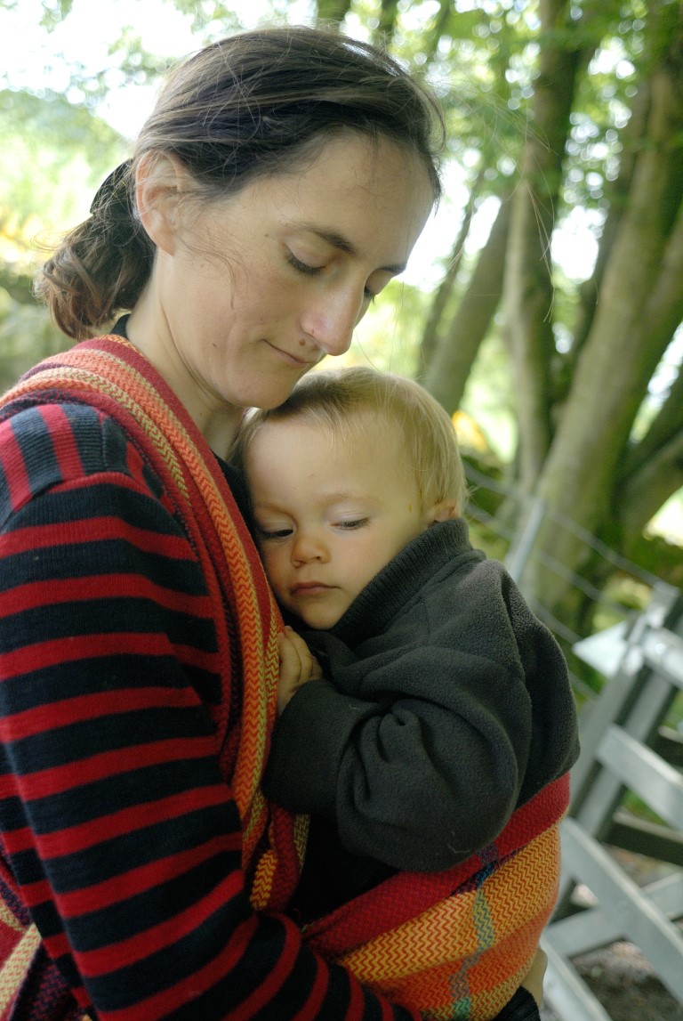 Garder bébé près de soi avec une écharpe de portage