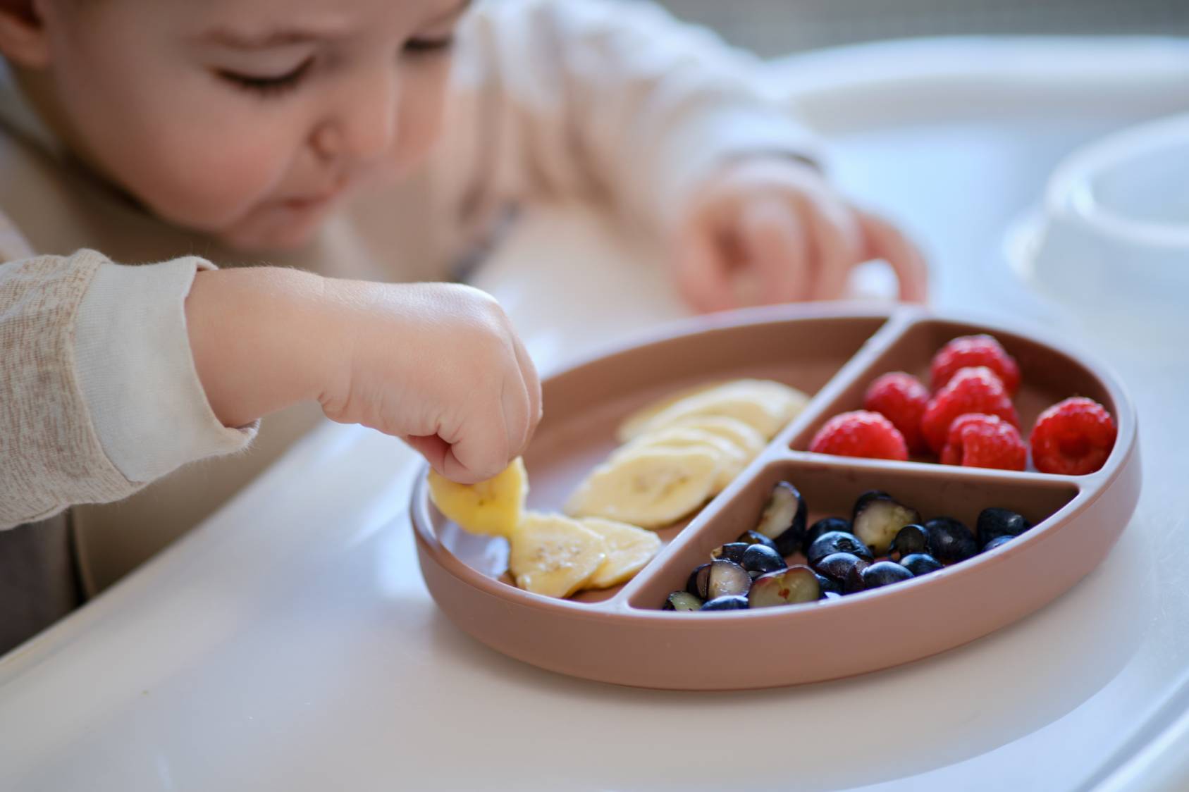 bébé avec une assiette complète et diversifiée