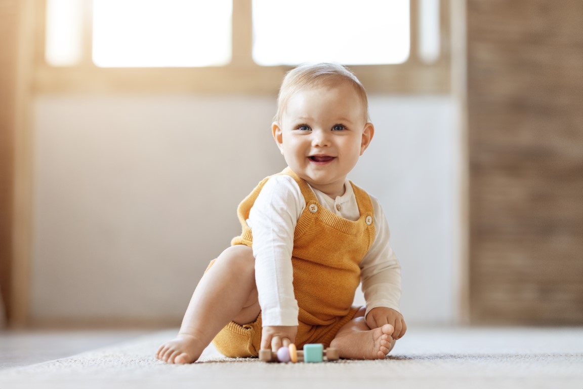 Bébé qui se tient assis tout seul