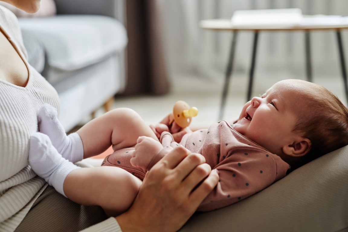 Le sourire est la première étape du développement moteur de bébé