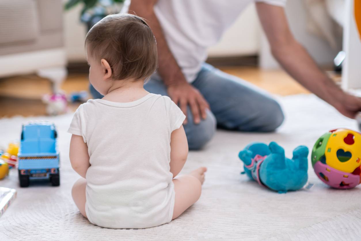 bébé sur son tapis Montessori