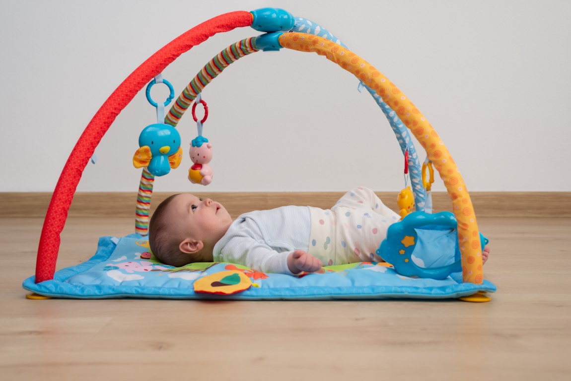 tapis Montessori pour stimuler les sens de bébé