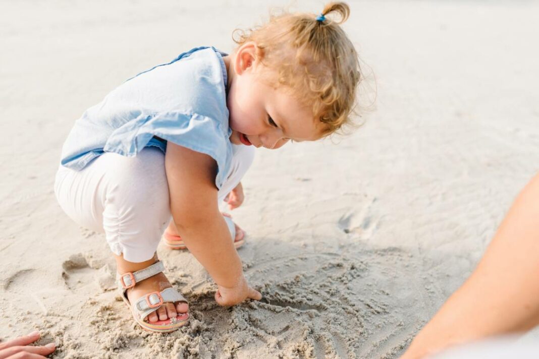 bébé qui joue sur la plage