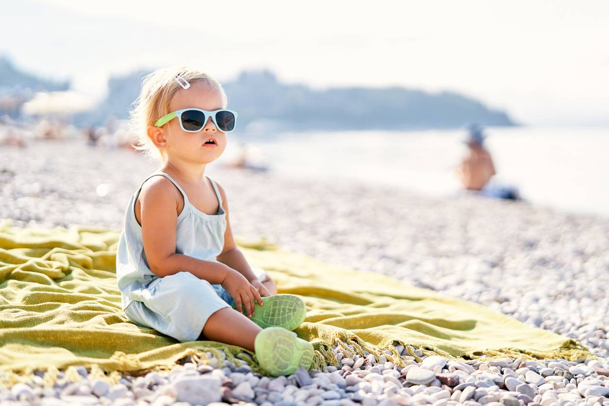 petite fille qui profite du soleil à la plage