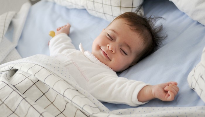 bébé dans son lit douillet