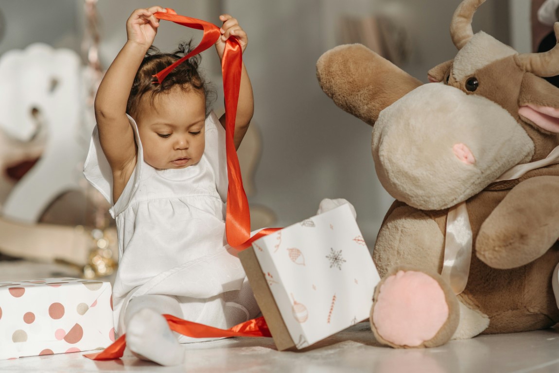 bébé qui ouvre des cadeaux de noël